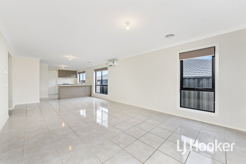 Photo - 25 Botham Crescent, Pakenham VIC 3810 - Image 5