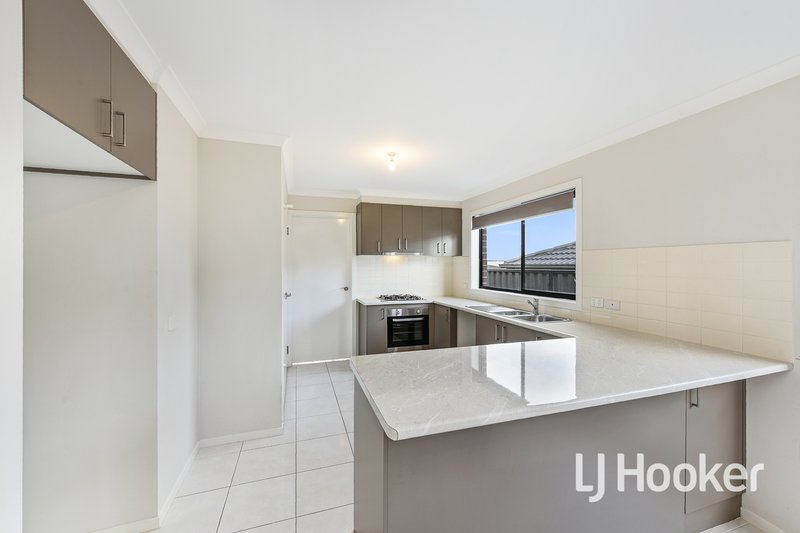 Photo - 25 Botham Crescent, Pakenham VIC 3810 - Image 6