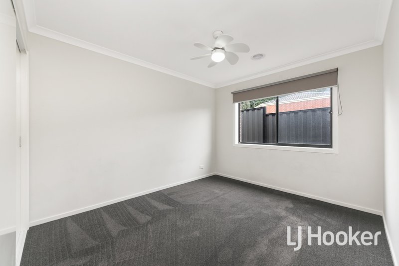 Photo - 25 Botham Crescent, Pakenham VIC 3810 - Image 9