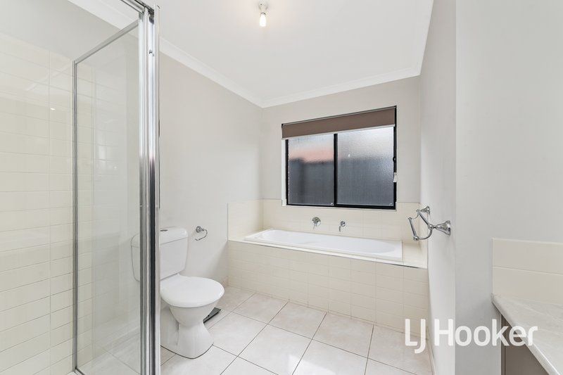 Photo - 25 Botham Crescent, Pakenham VIC 3810 - Image 10