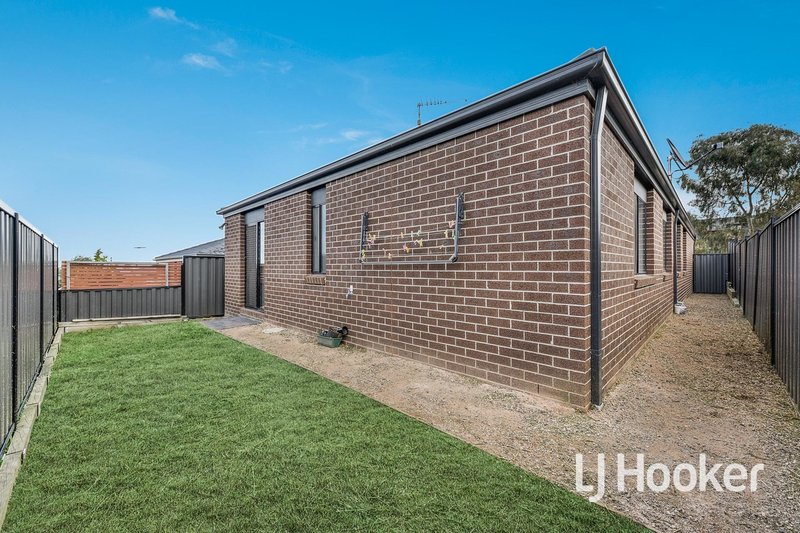 Photo - 25 Botham Crescent, Pakenham VIC 3810 - Image 11