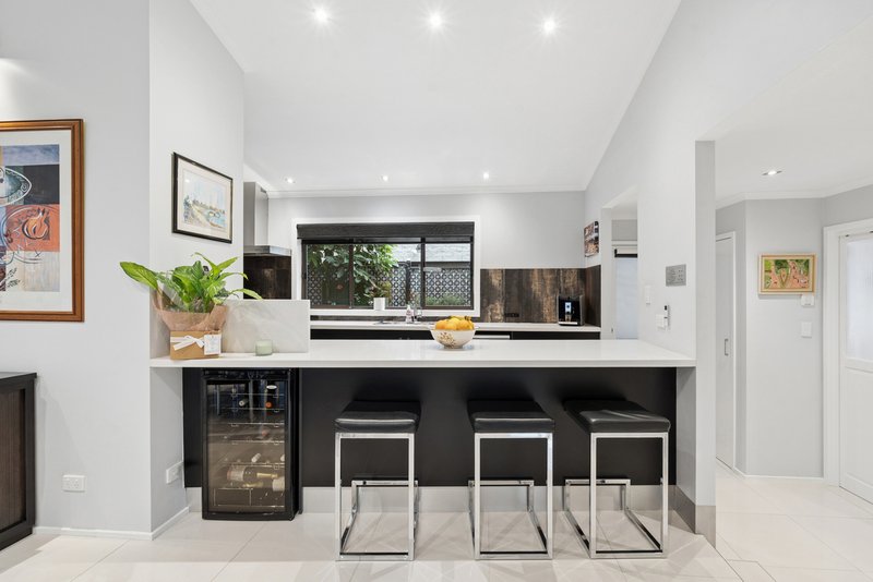 Photo - 25 Burrowye Crescent, Keilor VIC 3036 - Image 2