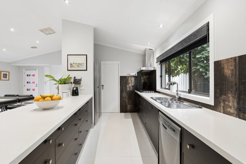 Photo - 25 Burrowye Crescent, Keilor VIC 3036 - Image 3