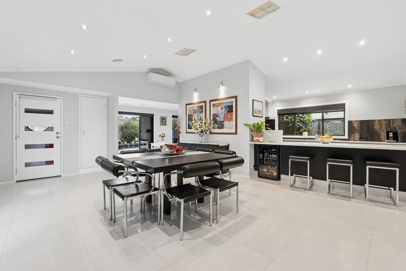 Photo - 25 Burrowye Crescent, Keilor VIC 3036 - Image 4