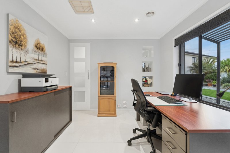 Photo - 25 Burrowye Crescent, Keilor VIC 3036 - Image 5