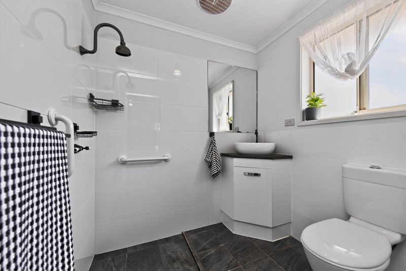 Photo - 25 Camelot Drive, Blakeview SA 5114 - Image 4