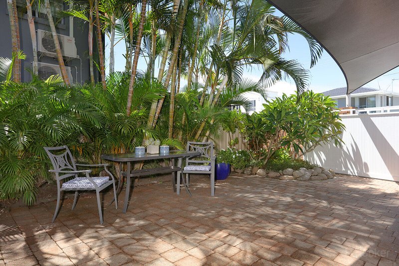 Photo - 2/5 Cassia Street, Runaway Bay QLD 4216 - Image 24