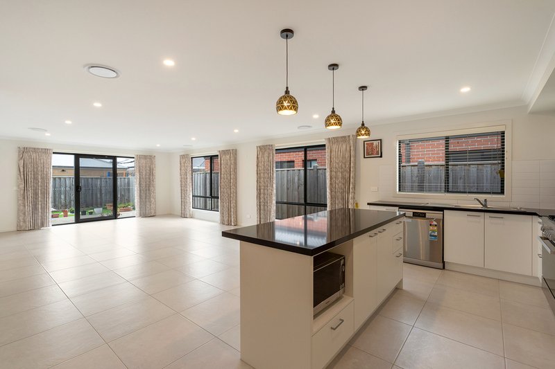 Photo - 25 Castor Way, Mickleham VIC 3064 - Image 4