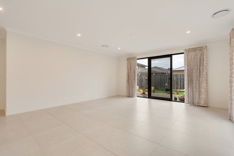 Photo - 25 Castor Way, Mickleham VIC 3064 - Image 5