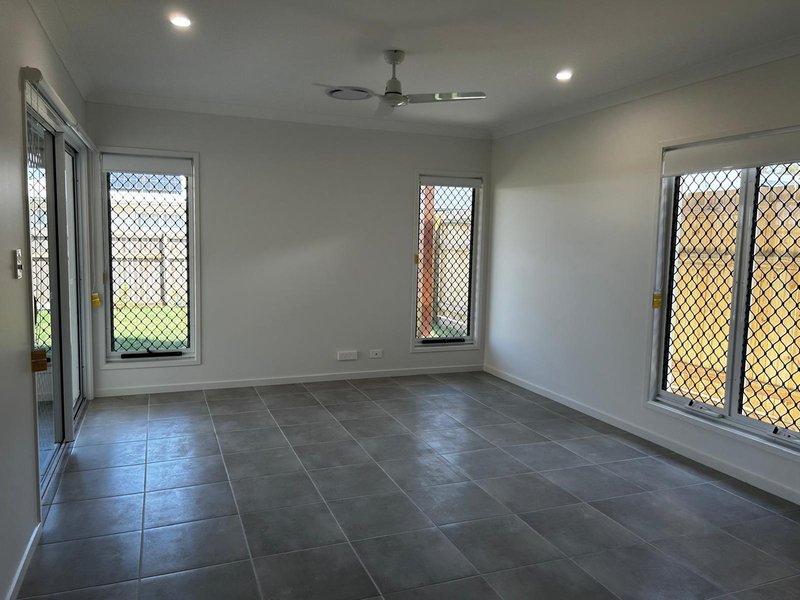 Photo - 25 Charas Street, Pallara QLD 4110 - Image 3