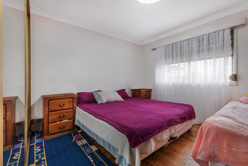 Photo - 25 Chelsea Drive, Canley Heights NSW 2166 - Image 3