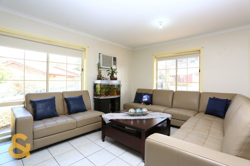 Photo - 25 Chinnock Court, Craigieburn VIC 3064 - Image 2