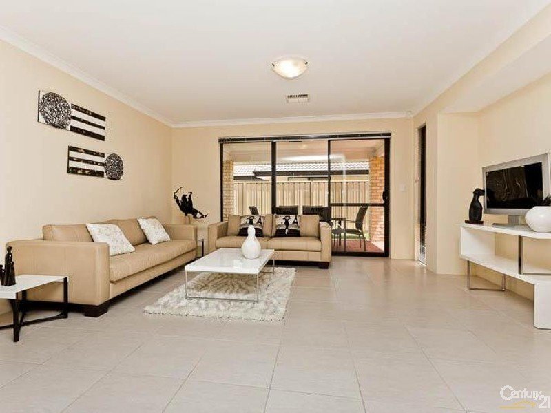 Photo - 25 Claridge Circle, Thornlie WA 6108 - Image 2