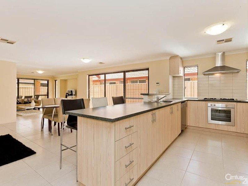 Photo - 25 Claridge Circle, Thornlie WA 6108 - Image 3