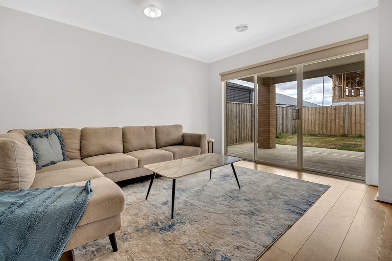 Photo - 25 Cochrane Avenue, Mickleham VIC 3064 - Image 5