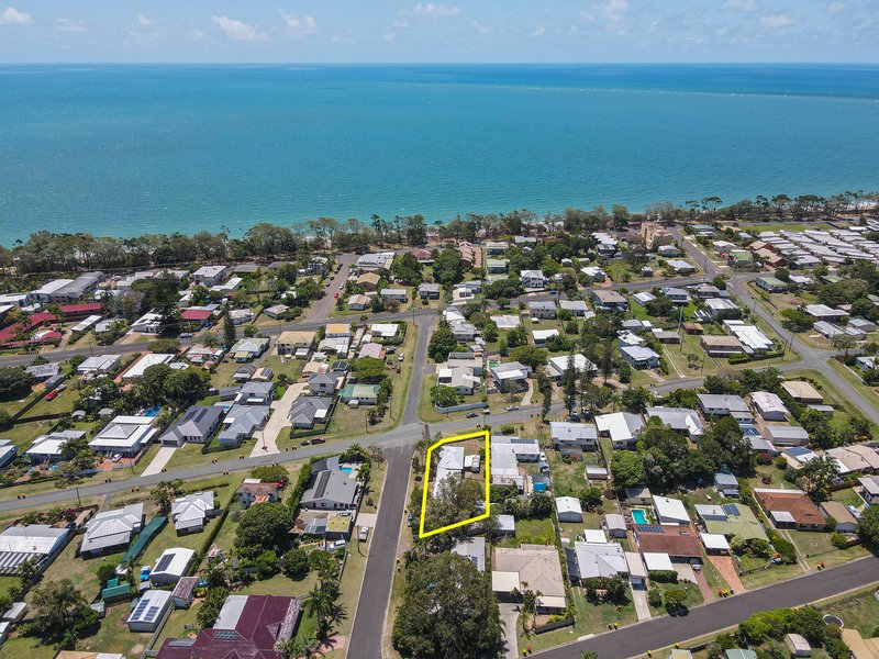 25 Cunningham , Torquay QLD 4655