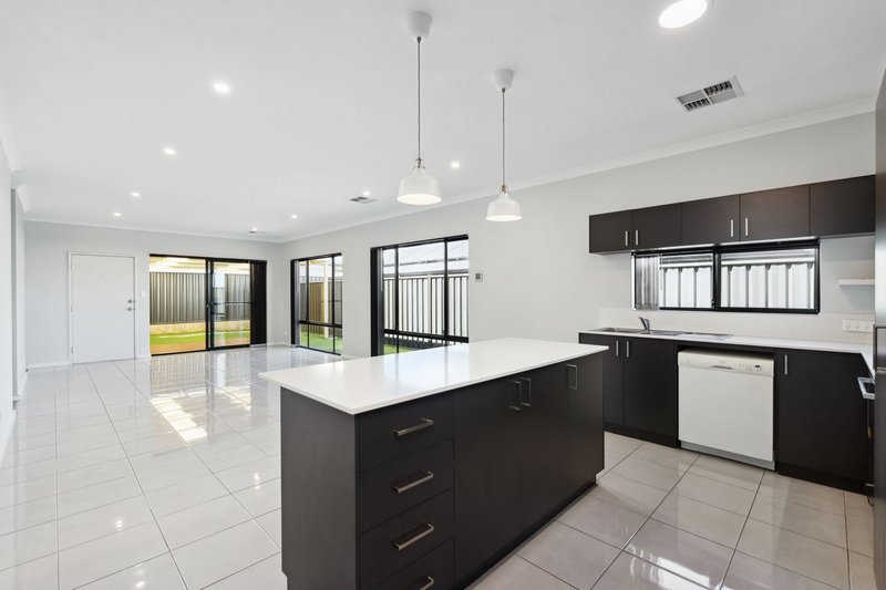 Photo - 25 Dragonfly Road, Banksia Grove WA 6031 - Image 15