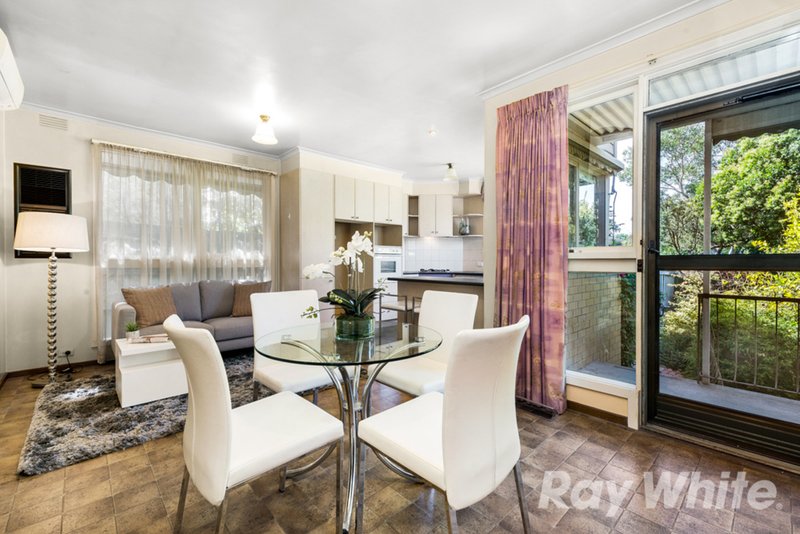 Photo - 25 Eastleigh Drive, Glen Waverley VIC 3150 - Image 2