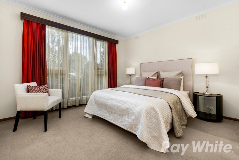 Photo - 25 Eastleigh Drive, Glen Waverley VIC 3150 - Image 5