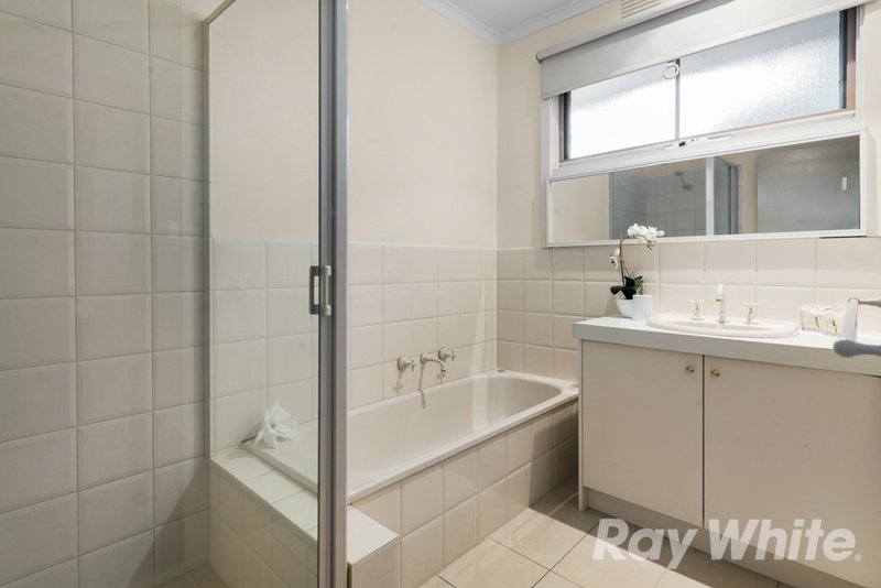 Photo - 25 Eastleigh Drive, Glen Waverley VIC 3150 - Image 6