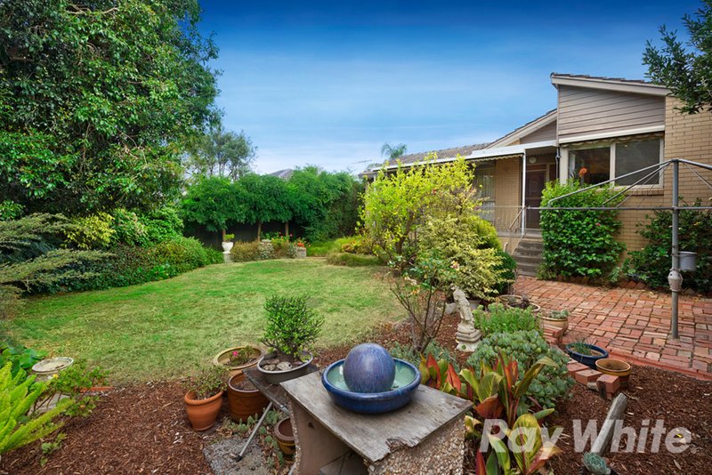 Photo - 25 Eastleigh Drive, Glen Waverley VIC 3150 - Image 9