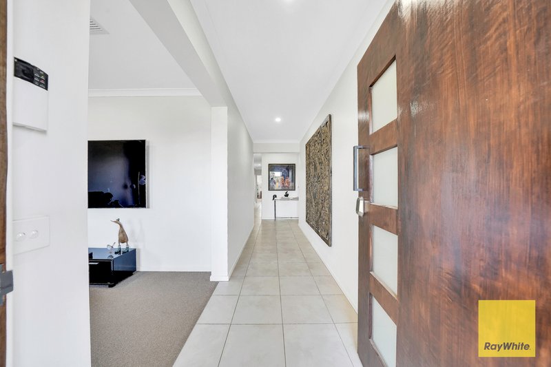 Photo - 25 Enterprise Circuit, Fraser Rise VIC 3336 - Image 3