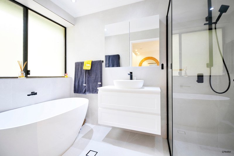 Photo - 25 Esperance Close, Elanora QLD 4221 - Image 9