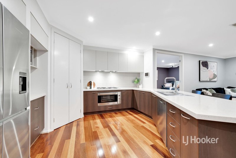 Photo - 25 Fairbridge Road, Point Cook VIC 3030 - Image 8