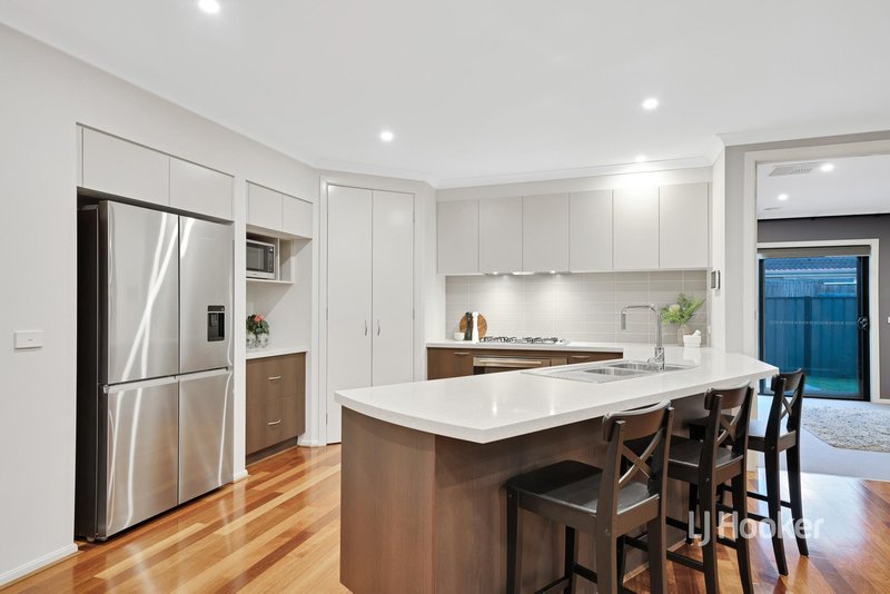 Photo - 25 Fairbridge Road, Point Cook VIC 3030 - Image 9