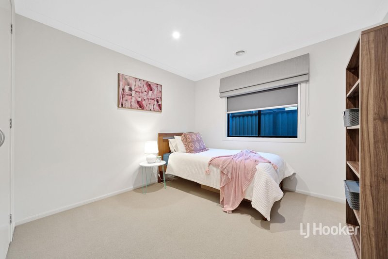 Photo - 25 Fairbridge Road, Point Cook VIC 3030 - Image 14