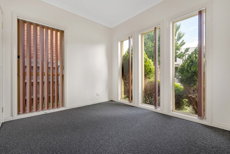 Photo - 25 Flowerdale Crescent, Roxburgh Park VIC 3064 - Image 2