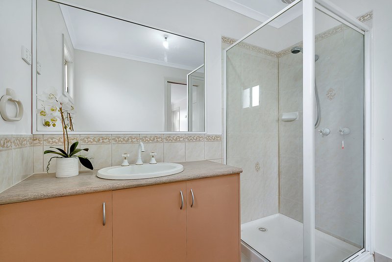 Photo - 25 Flowerdale Crescent, Roxburgh Park VIC 3064 - Image 12