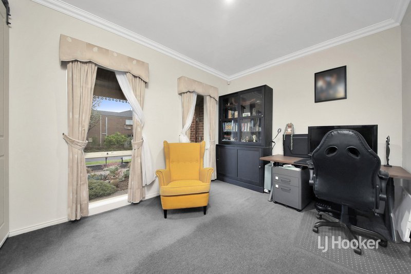 Photo - 25 Fuchsia Crescent, Point Cook VIC 3030 - Image 4