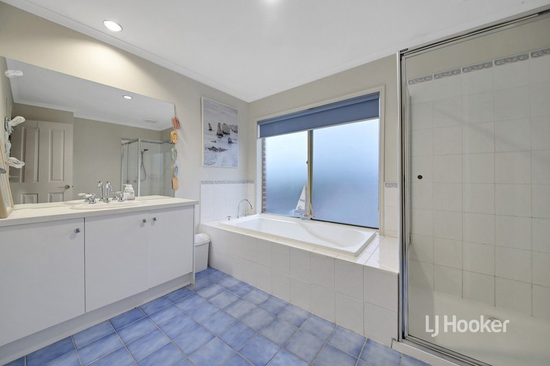 Photo - 25 Fuchsia Crescent, Point Cook VIC 3030 - Image 18