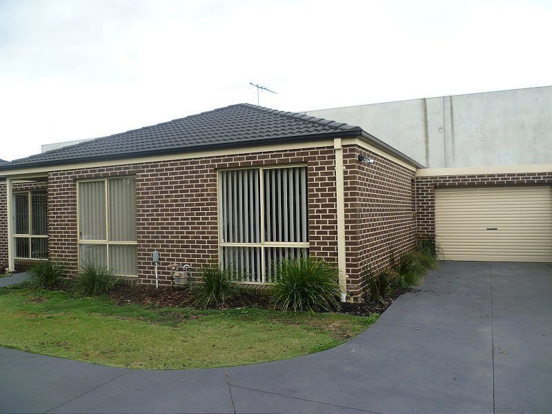 Photo - 2/5 Gordon Street, Cranbourne VIC 3977 - Image 1