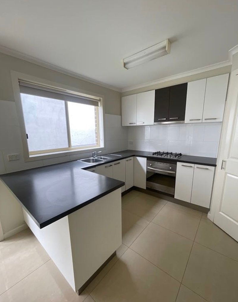 Photo - 2/5 Gordon Street, Cranbourne VIC 3977 - Image 3