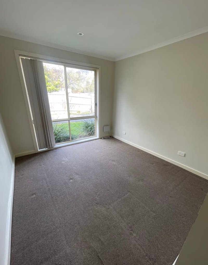 Photo - 2/5 Gordon Street, Cranbourne VIC 3977 - Image 4
