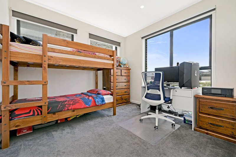 Photo - 25 Grasslands Loop, Keysborough VIC 3173 - Image 7