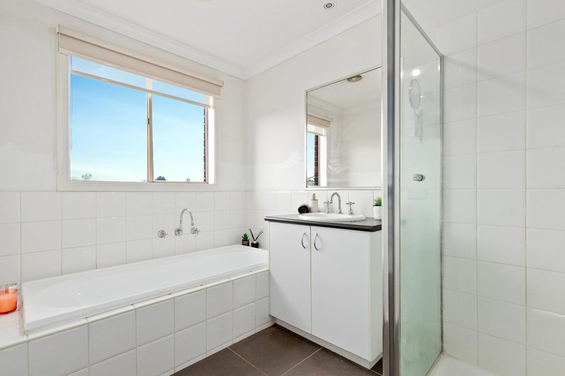 Photo - 25 Grice Quadrant, Pakenham VIC 3810 - Image 7