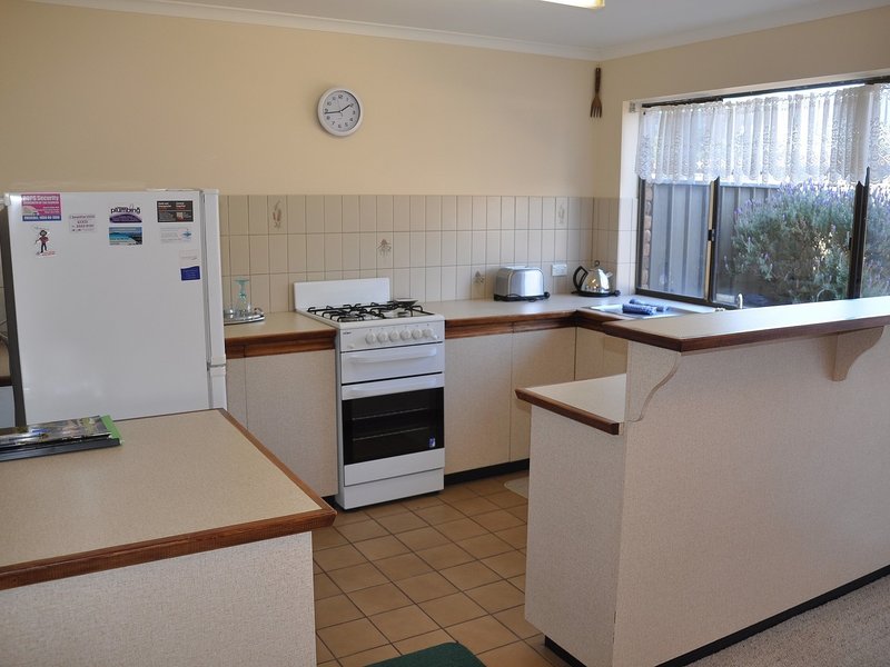 Photo - 2/5 Harbour View Terrace, Victor Harbor SA 5211 - Image 4