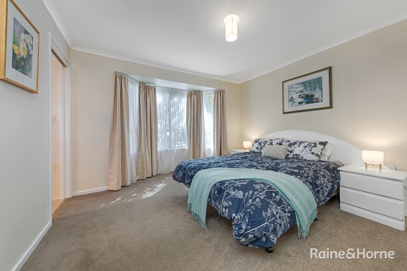 Photo - 25 Harcombe Drive, Sunbury VIC 3429 - Image 8