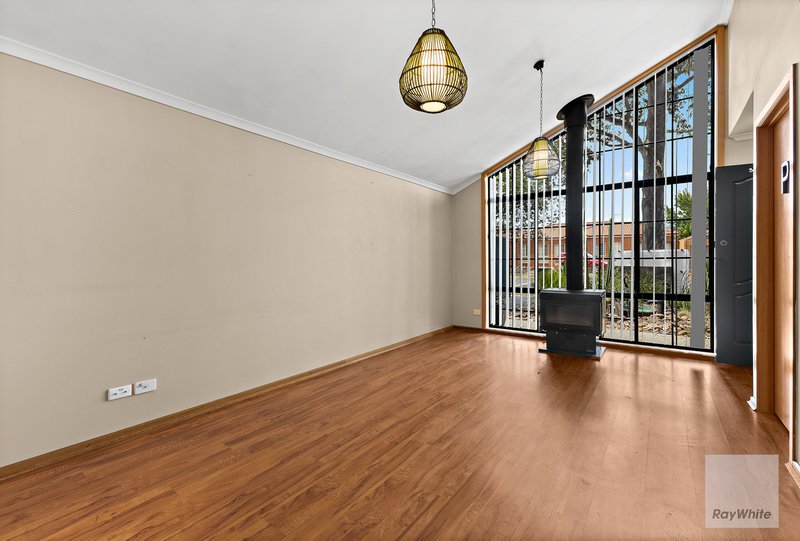 Photo - 25 Hawkes Drive, Mill Park VIC 3082 - Image 2