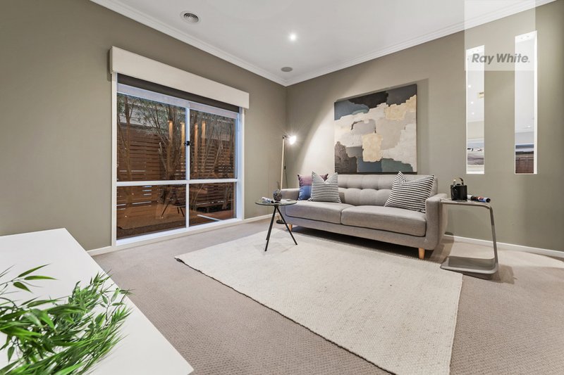 Photo - 25 Hedges Street, Craigieburn VIC 3064 - Image 3