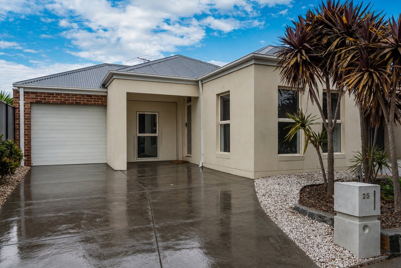 Photo - 25 Highbury Circuit, Craigieburn VIC 3064 - Image 1