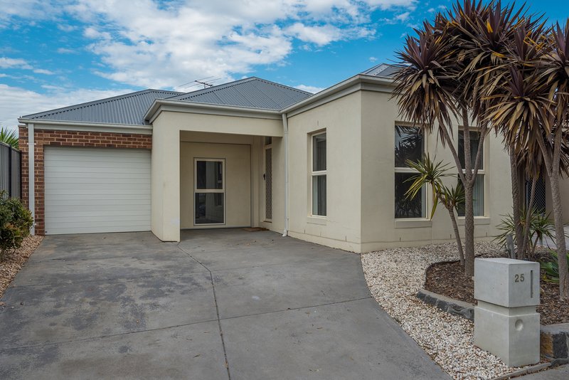 Photo - 25 Highbury Circuit, Craigieburn VIC 3064 - Image 1