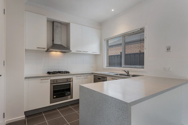Photo - 25 Highbury Circuit, Craigieburn VIC 3064 - Image 2