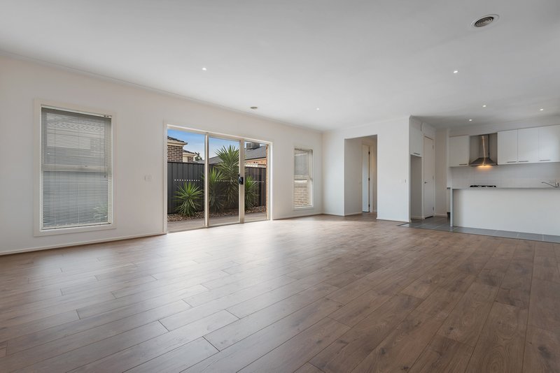 Photo - 25 Highbury Circuit, Craigieburn VIC 3064 - Image 3