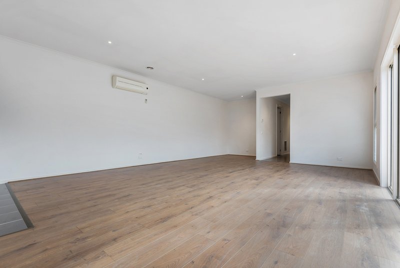 Photo - 25 Highbury Circuit, Craigieburn VIC 3064 - Image 4