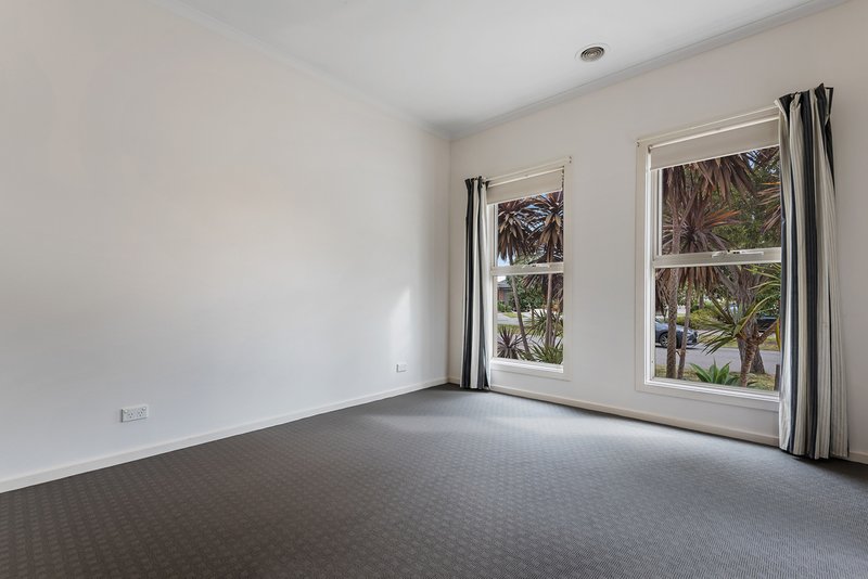Photo - 25 Highbury Circuit, Craigieburn VIC 3064 - Image 5