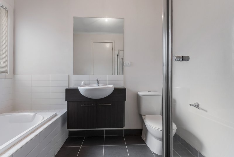 Photo - 25 Highbury Circuit, Craigieburn VIC 3064 - Image 6